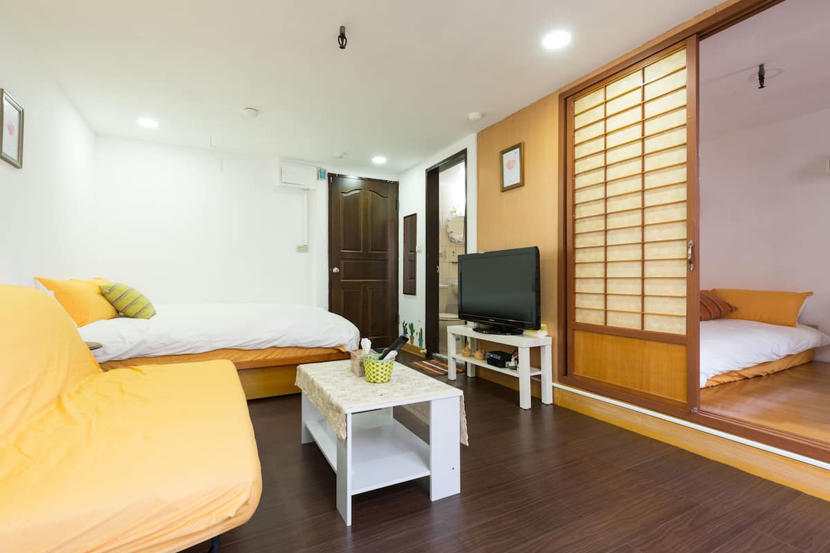 1 bedroom, Egyptian cotton sheets, premium bedding, down duvets
