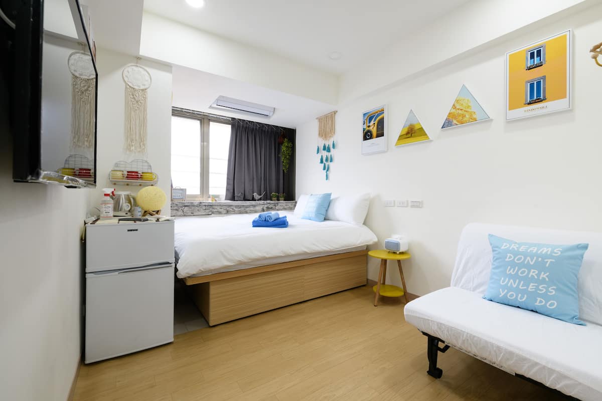 1 bedroom, Egyptian cotton sheets, premium bedding, down duvets