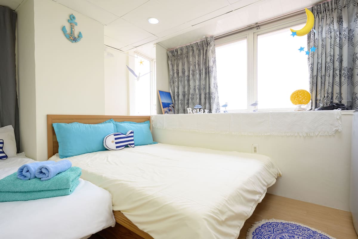 1 bedroom, Egyptian cotton sheets, premium bedding, down duvets