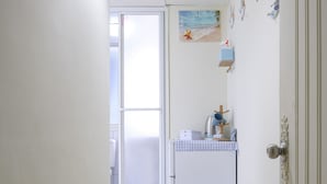 스탠다드 스위트, 더블침대 1개, 시내 전망 (No Daily Housekeeping) | 거실 공간 | 케이블 채널 시청이 가능한 32인치 평면 TV, TV