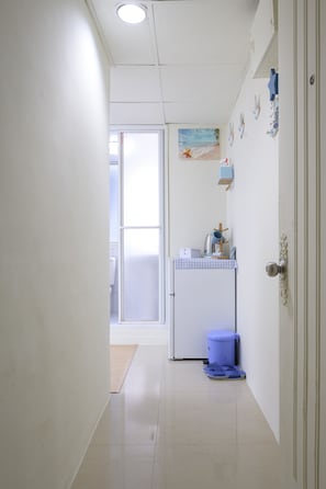 Standard-Suite, 1 Doppelbett, Stadtblick (No Daily Housekeeping) | Wohnbereich | 32-Zoll-Flachbildfernseher mit Kabelempfang, Fernseher