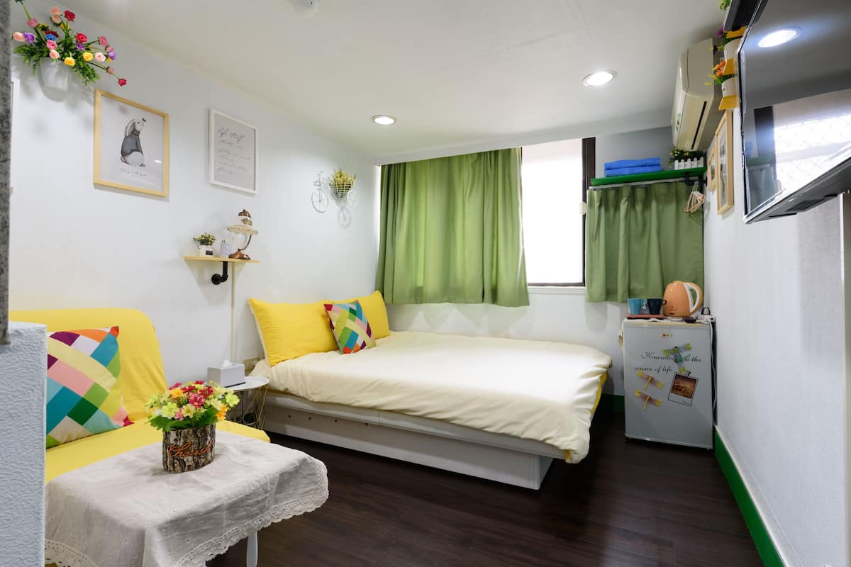 1 bedroom, Egyptian cotton sheets, premium bedding, down duvets