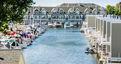 UNION PIER HOME WITH PRIVATE HOT TUB OPEN YEAR-ROUND!