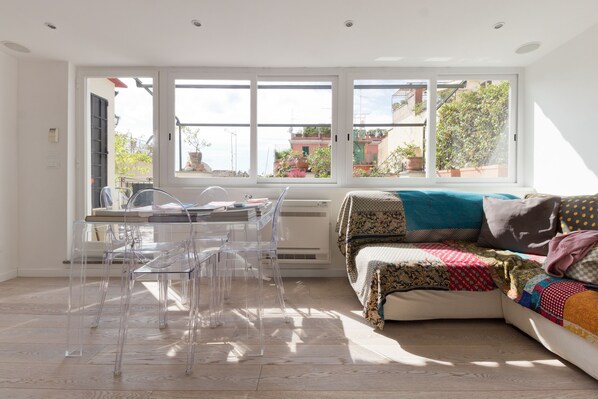 Fernseher, Videospiele, DVD-Player, Bücher