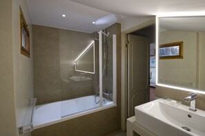 Combined shower/bathtub, hair dryer, bidet, towels - Art lovers attic with terrace (Roma)