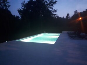 Utomhuspool och solstolar