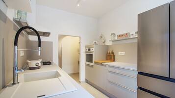 Refrigerador, microondas, horno, placa de cocina