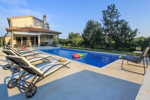 Outdoor pool, pool loungers - Holiday home with pool surrounded with forest and vineyards for 7, Labin, Istria (Snašici)