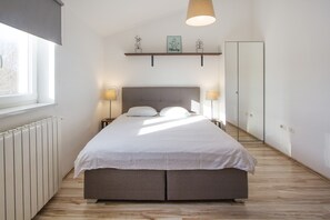 3 bedrooms, iron/ironing board, free WiFi, bed sheets