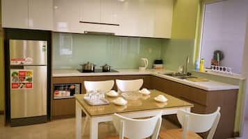 Apartamento familiar, 2 habitaciones | Cocina básica privada | Frigorífico grande, microondas, placa de cocina y arrocera