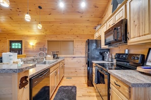 Fridge, microwave, stovetop, dishwasher - Private Hot Tub: Gatlinburg Cabin in the Clouds (Gatlinburg)