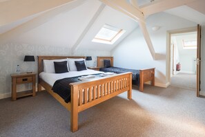 Dobbelt- eller tomannsrom | Sengetøy av topp kvalitet, skrivebord og strykejern/-brett