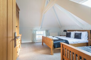 高档床上用品、办公桌、熨斗/熨板、免费婴儿床