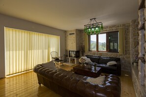 Téléviseur connecté, foyer, jeux vidéo, lecteur de DVD