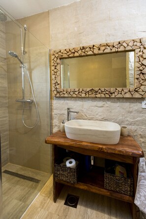 Combined shower/tub, jetted tub, hair dryer, towels