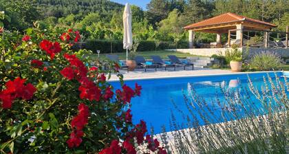 HERITAGE STONE VILLA DE LUXE HEAVEN N ° 2, piscine chauffée pour 11 personnes, prÚs de Split