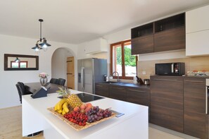 Jääkaappi, mikroaaltouuni, uuni, liesi