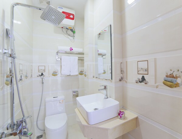 Un baño moderno con ducha, inodoro y lavamanos.
