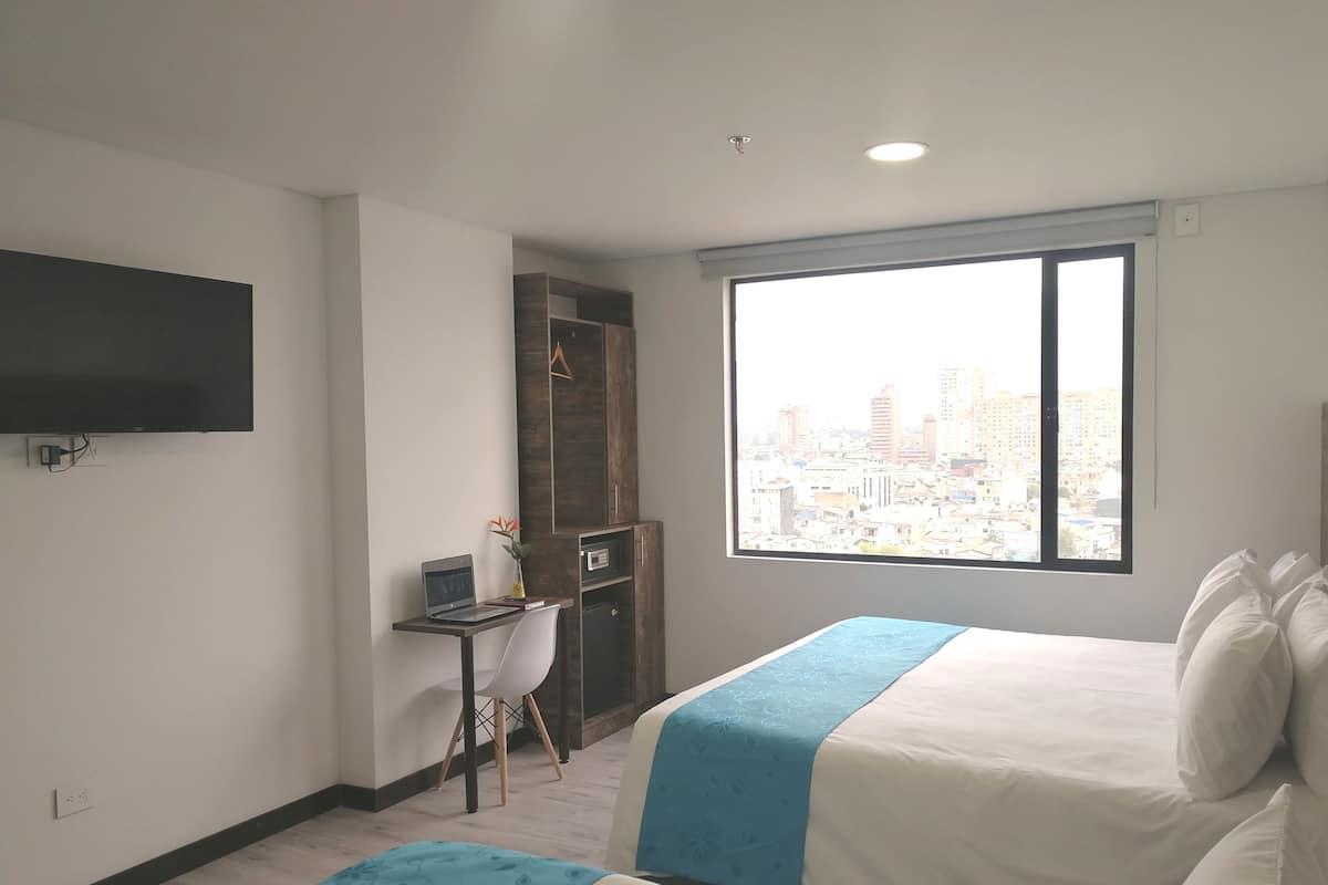 Twin Room | Bar mini, peti besi dalam bilik, meja, kalis bunyi