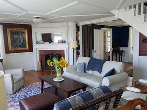 Smart TV, fireplace, books, stereo