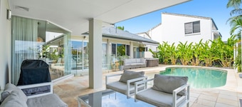 Seaclusion Waterfront Heated Spa+ Pool, Trampoline