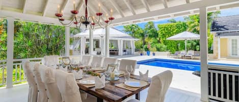 屋外ダイニングエリア