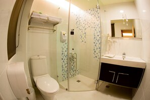 Comfort Quadruple Room | Bathroom - K-ONE HomeStay (Hualien City)