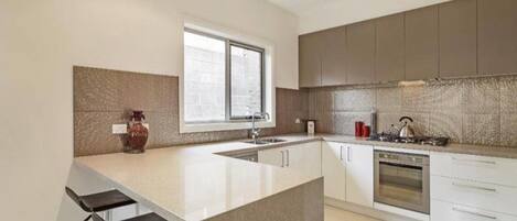 Family Townhome, 3 Bedrooms, Accessible, Garden Area | Private kitchen | Full-size fridge, microwave, oven, stovetop