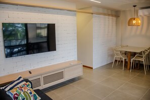 Deluxe Apartment | Living area | 50-inch flat-screen TV with satellite channels, TV - Itacimirim Apartments Booulevard (Camaçari)