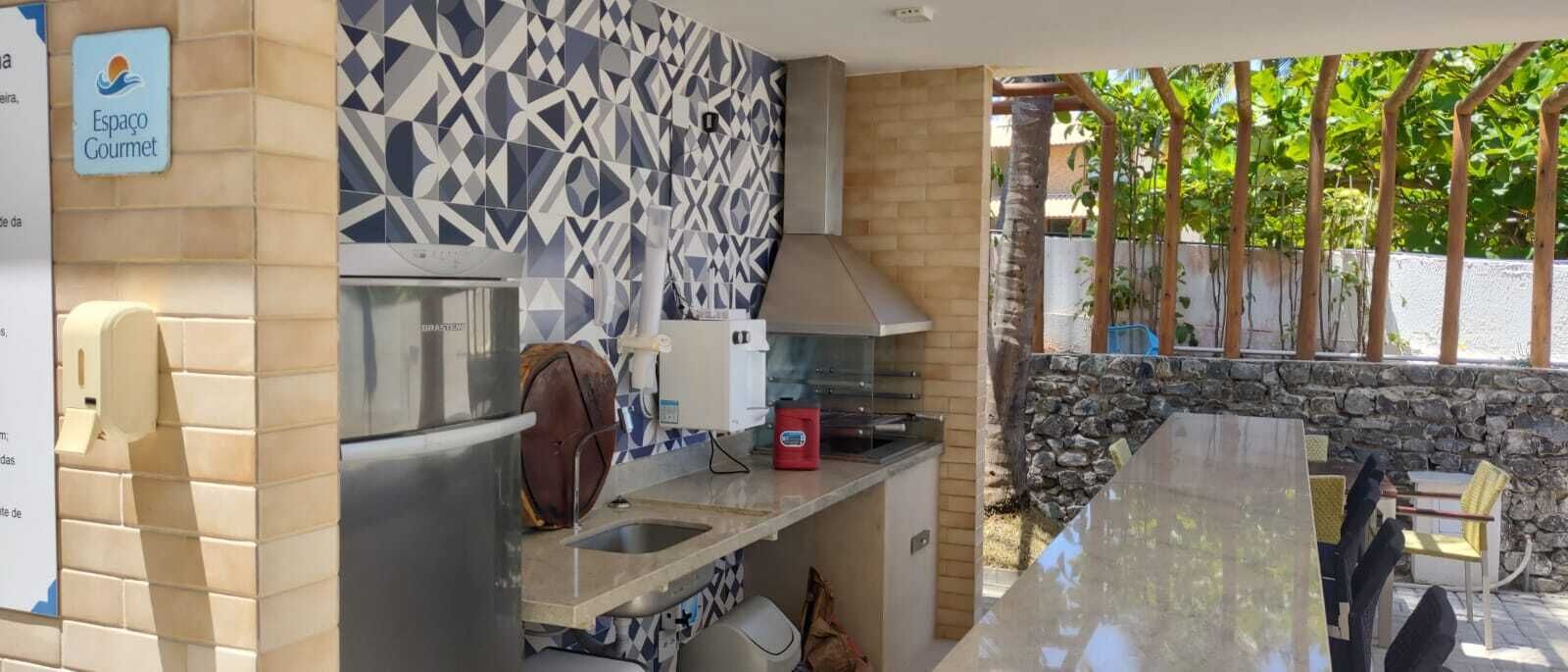 Una cocina de diseño moderno, con un salpicadero estampado, horno empotrado y pared de piedra.