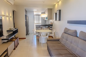 Apartamento de lujo | Zona de estar | Televisión de pantalla plana de 50 pulgadas con canales por satélite