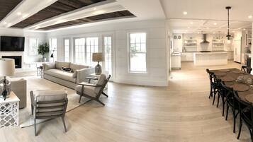 Een smart-tv, een open haard, tafelvoetbal en een stereo