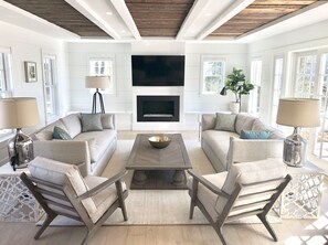 智能电视、壁炉、桌上足球、立体声音响