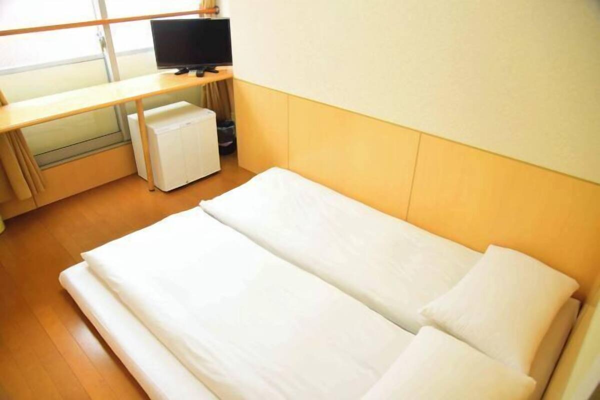 1 bedroom, down comforters, desk, WiFi (free)