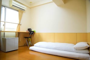 Single Room | 1 bedroom, down comforters, desk, free WiFi