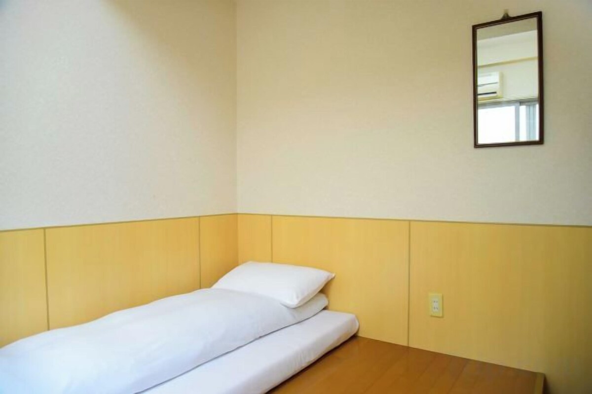 1 habitación, cubrecamas, escritorio y wifi gratis