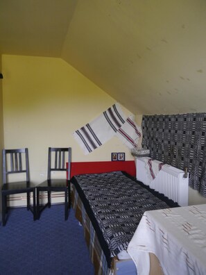 4 bedrooms, iron/ironing board, WiFi, bed sheets