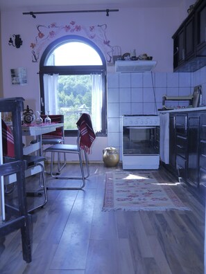 Kühlschrank, Ofen, Toaster, Kochgeschirr/Geschirr/Besteck