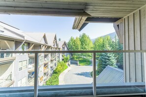 Property grounds - Aspens #439 Prime Ski-in Ski-out Location! Top Floor Unit, Pool, Hot tubs, BBQ (Whistler)