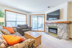 TV, fireplace, DVD player - Aspens #439 Prime Ski-in Ski-out Location! Top Floor Unit, Pool, Hot tubs, BBQ (Whistler)