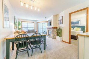 TV, fireplace, DVD player - Aspens #439 Prime Ski-in Ski-out Location! Top Floor Unit, Pool, Hot tubs, BBQ (Whistler)