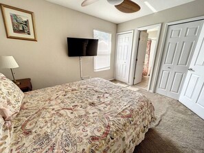 Tabla de planchar con plancha, wifi gratis, ropa de cama