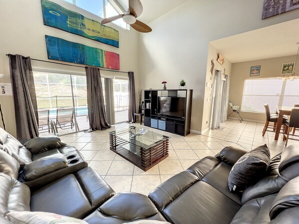 Smart TV, DVD player - CAPTEEVA VILLA: 5 Bedrooms Private Pool & Spa! (Davenport)