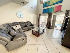 Smart TV, DVD player - CAPTEEVA VILLA: 5 Bedrooms Private Pool & Spa! (Davenport)