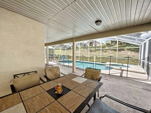 Outdoor dining - CAPTEEVA VILLA: 5 Bedrooms Private Pool & Spa! (Davenport)