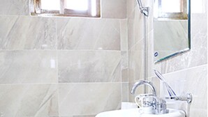 Ein Badezimmer mit Toilette, Waschbecken und Dusche.