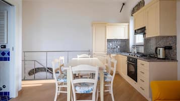 Frigorifero, forno, piano cottura, macchina per tè/caffè