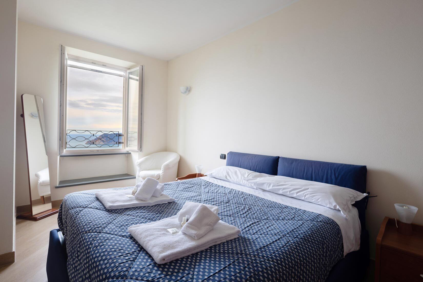 2 chambres, coffres-forts dans les chambres, fer et planche à repasser