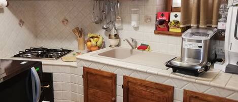 Réfrigérateur, micro-ondes, four, plaque de cuisson