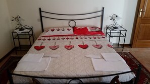 1 quarto, cofres nos quartos, escrivaninha